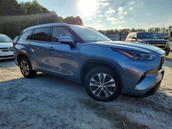 2022 TOYOTA HIGHLANDER XLE — Passenger 3/4