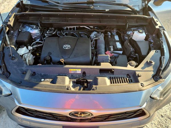 2022 TOYOTA HIGHLANDER XLE — Engine bay