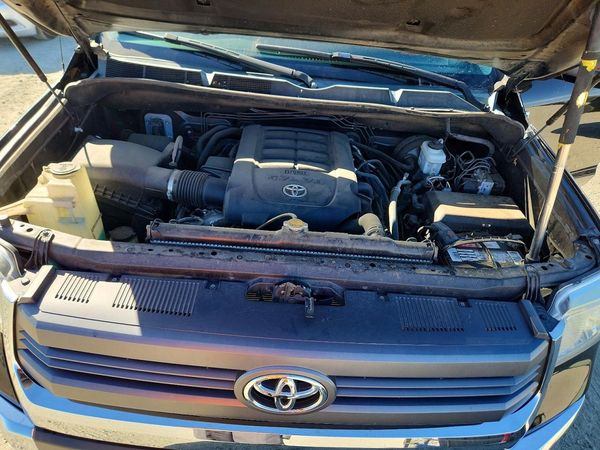 2014 TOYOTA TUNDRA SR5 — Engine bay