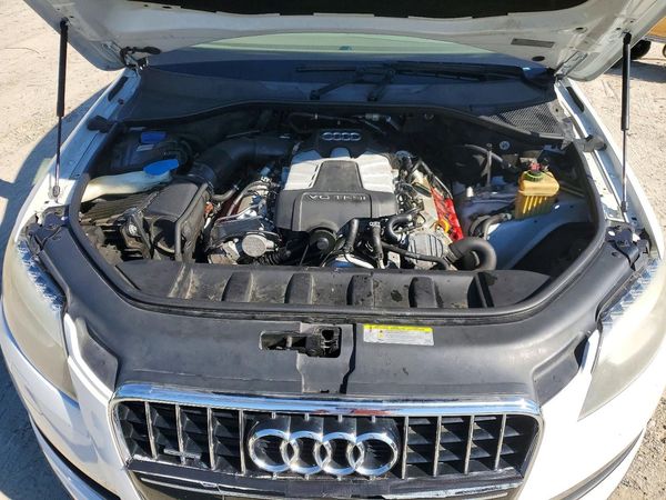 2014 AUDI Q7 Premium — Engine bay