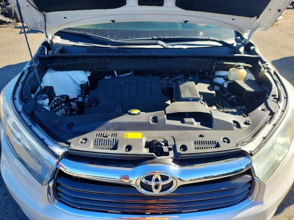 2015 TOYOTA HIGHLANDER Base/Hybrid — Engine bay