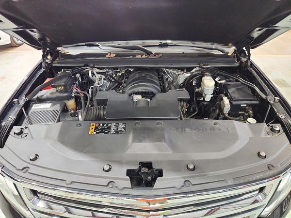2017 CHEVROLET SUBURBAN Premier — Engine bay