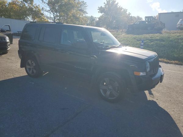 2015 JEEP PATRIOT Latitude — Passenger 3/4