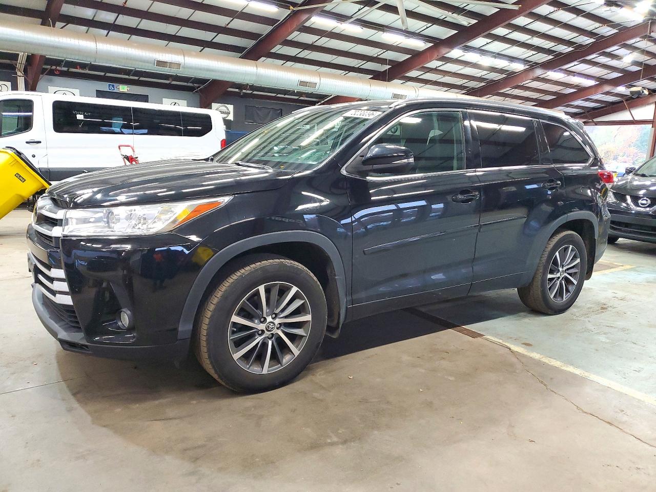 2017 TOYOTA HIGHLANDER SE/XLE — Front 3/4
