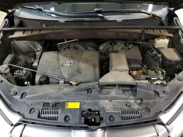 2017 TOYOTA HIGHLANDER SE/XLE — Engine bay