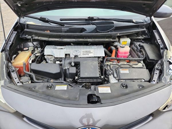 2017 TOYOTA PRIUS — Engine bay
