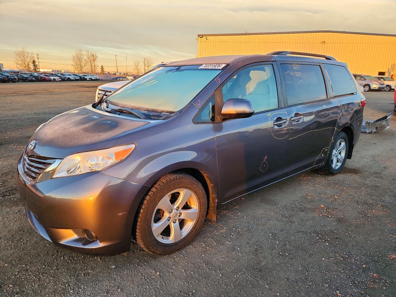 2015 TOYOTA SIENNA — Front 3/4