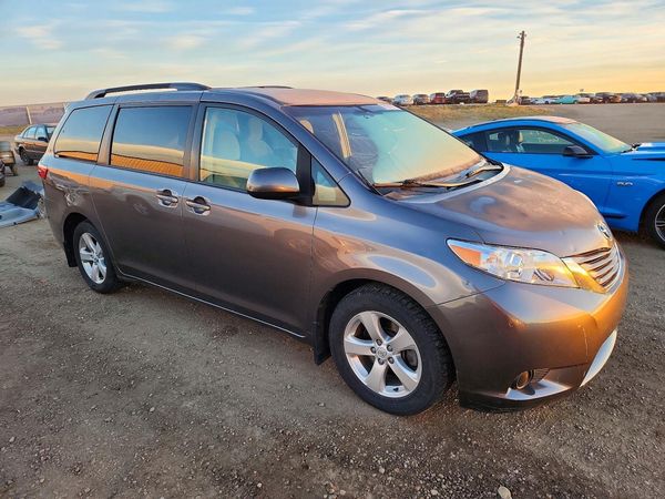 2015 TOYOTA SIENNA — Passenger 3/4