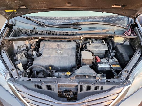 2015 TOYOTA SIENNA — Engine bay