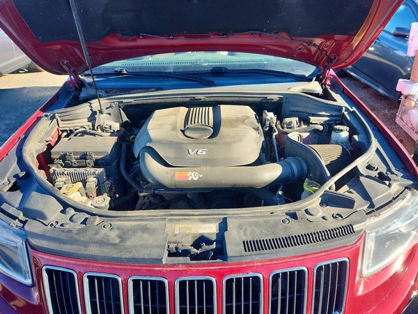 2014 JEEP CHEROKEE Limited — Engine bay