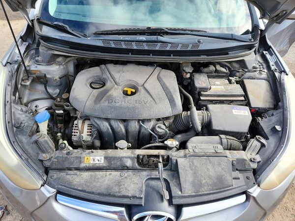 2014 HYUNDAI ELANTRA GLS (Middle) — Engine bay