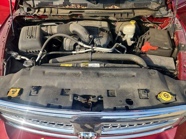 2014 RAM 1500 Laramie — Engine bay