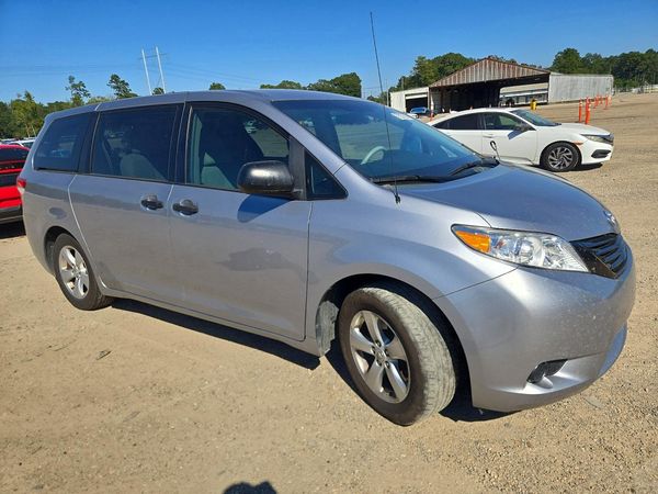 2013 TOYOTA SIENNA — Passenger 3/4
