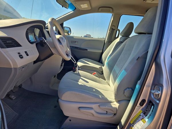 2013 TOYOTA SIENNA — DENT