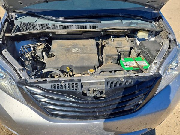 2013 TOYOTA SIENNA — Engine bay