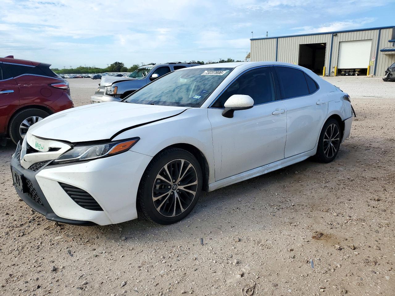 2020 TOYOTA CAMRY SE — Front 3/4