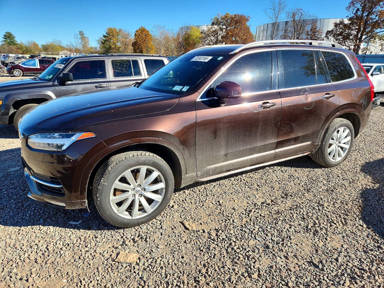 2018 VOLVO XC90 Momentum — Front 3/4