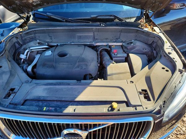 2018 VOLVO XC90 Momentum — Engine bay