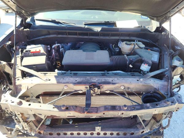 2021 CHEVROLET SILVERADO LT — Engine bay