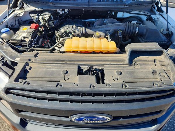 2019 FORD F150 — Engine bay