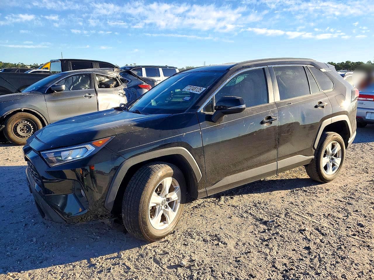 2021 TOYOTA RAV4 XLE — Front 3/4