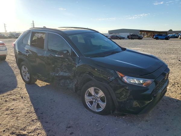2021 TOYOTA RAV4 XLE — Passenger 3/4