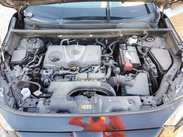 2021 TOYOTA RAV4 XLE — Engine bay