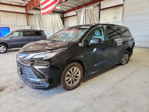 2022 TOYOTA SIENNA LE — Front 3/4