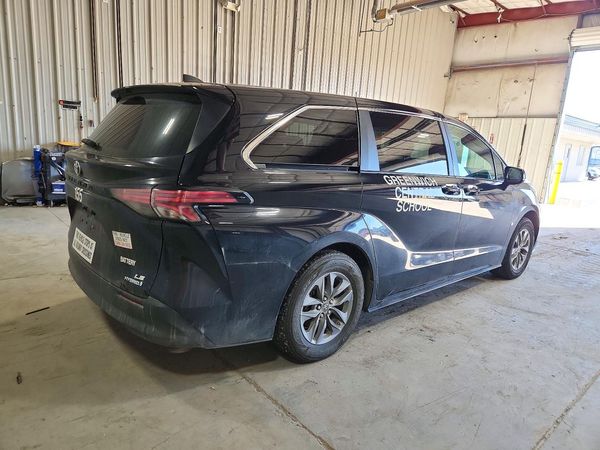 2022 TOYOTA SIENNA LE — PSRA