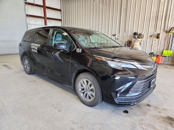 2022 TOYOTA SIENNA LE — Passenger 3/4