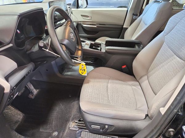 2022 TOYOTA SIENNA LE — DENT