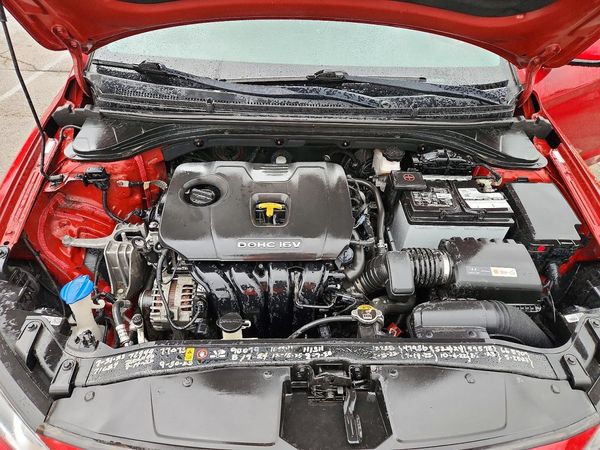 2018 HYUNDAI ELANTRA — Engine bay