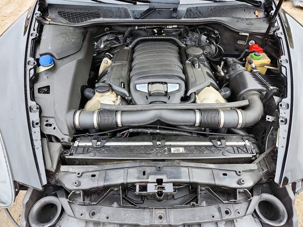 2014 PORSCHE CAYENNE GTS — Engine bay
