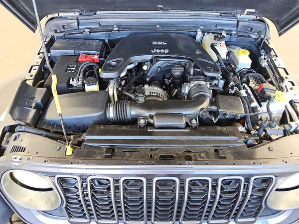 2018 JEEP WRANGLER UNLIMITED Unlimited Sahara — Engine bay