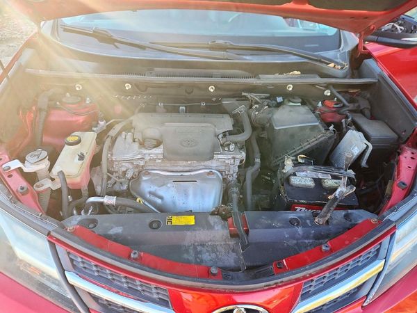 2014 TOYOTA RAV4 High — Engine bay