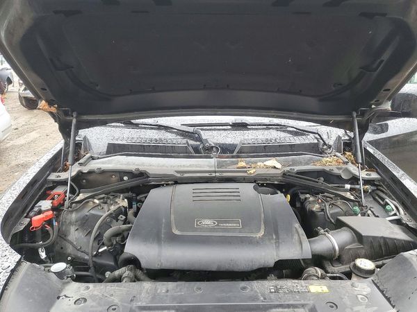 2020 LAND ROVER DEFENDER 110 S — Engine bay