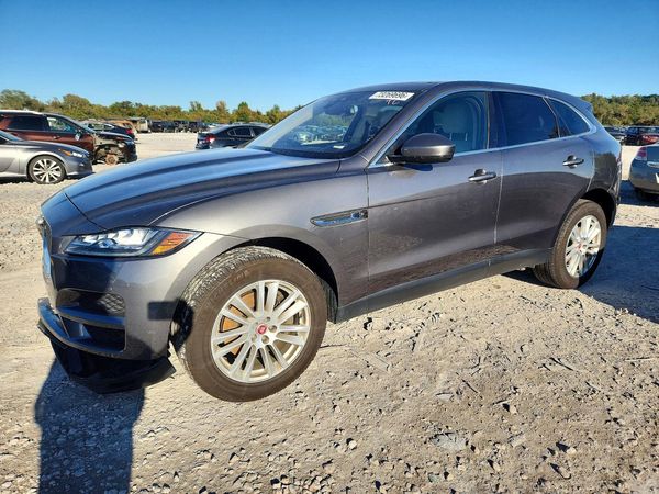 2017 JAGUAR F-PACE Prestige — Front 3/4