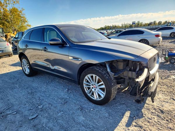 2017 JAGUAR F-PACE Prestige — Passenger 3/4