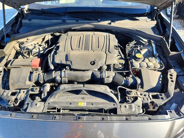 2017 JAGUAR F-PACE Prestige — Engine bay