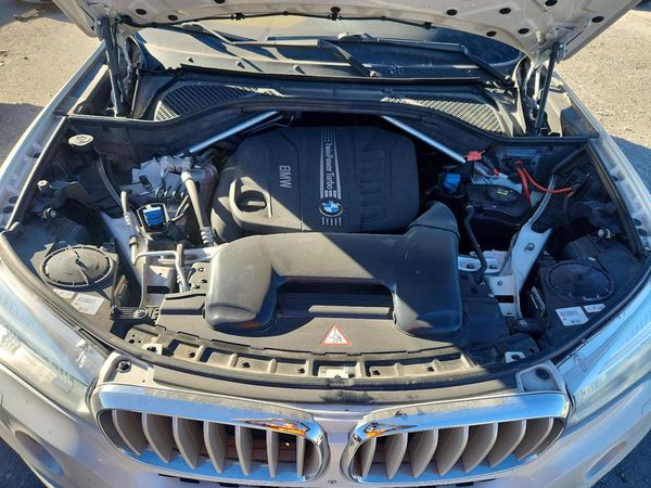 2015 BMW X5 xDrive35d — Engine bay