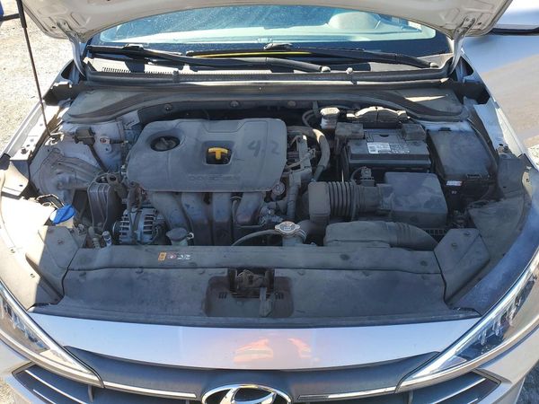 2020 HYUNDAI ELANTRA SE — Engine bay