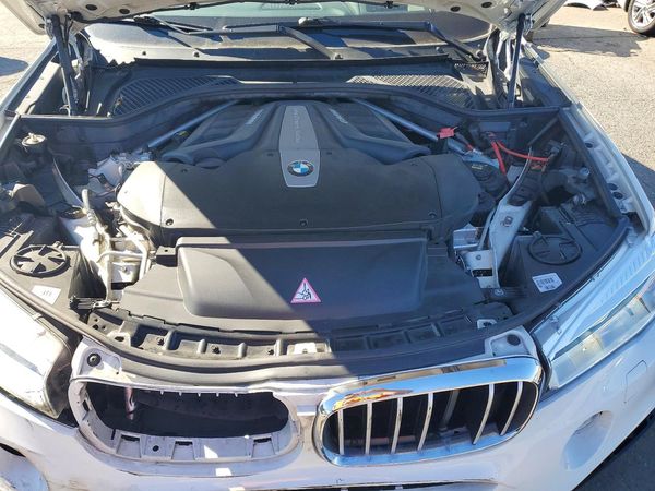 2015 BMW X6 xDrive50i — Engine bay