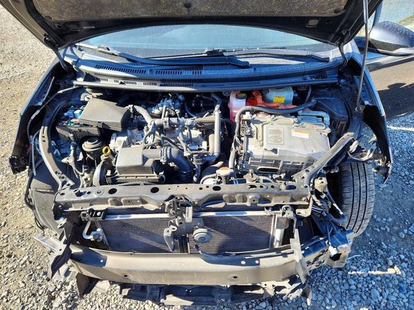 2015 TOYOTA PRIUS — Engine bay