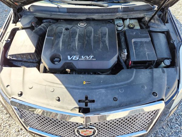 2014 CADILLAC XTS Luxury — Engine bay