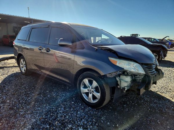 2012 TOYOTA SIENNA — Passenger 3/4