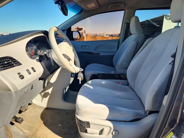 2012 TOYOTA SIENNA — DENT