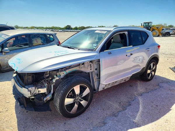 2020 VOLVO XC40 Momentum — Front 3/4