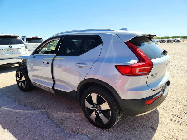 2020 VOLVO XC40 Momentum — DSRA