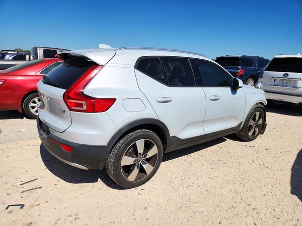 2020 VOLVO XC40 Momentum — PSRA
