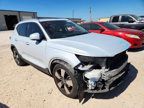 2020 VOLVO XC40 Momentum — Passenger 3/4